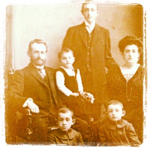 Morris's father Zuffa, his mother Ita-Molie, known as Betty, and his siblings. Taken just before the family emigrated to the United States, where Morris was born. 